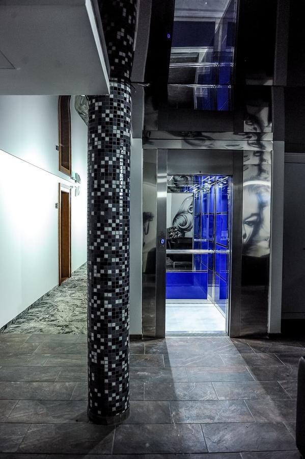 Garni Hotel Hollywoodland Wellness & Aquapark ベオグラード エクステリア 写真