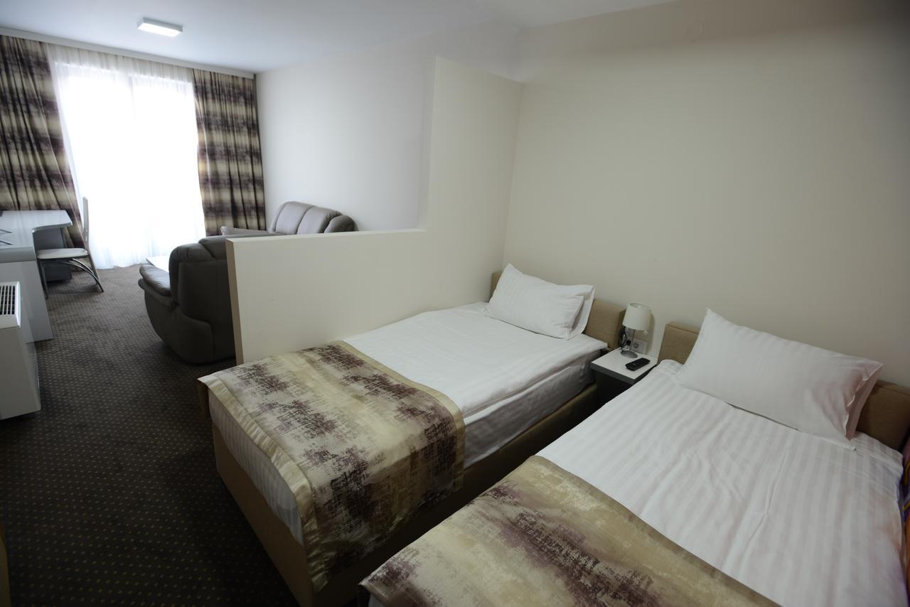Garni Hotel Hollywoodland Wellness & Aquapark ベオグラード エクステリア 写真